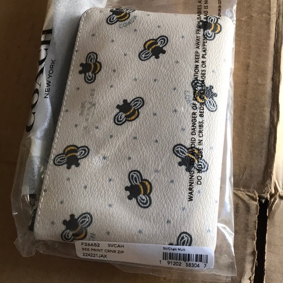 ๐๐NWT Authentic Coach Queen Bee Wristlet๐๐ - Picture 8 of 8